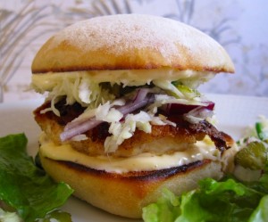 Kyllingeburger med jalapeño og coleslaw