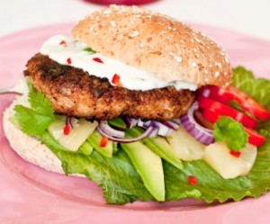 Kyllingeburger og salat