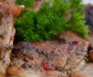 Marinerede kyllingelår og frugtsalat