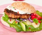 Kyllingeburger og salat
